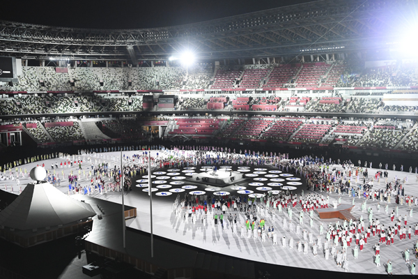 Ocultar los costos - y quién paga - permite al COI promover los Juegos Olímpicos como un actor global que une al mundo y promueve la paz mundial.  Se considera que todos se benefician, y los intereses financieros del Comité Olímpico Internacional sin fines de lucro se esconden detrás de las banderas nacionales, la pompa y la festividad, y las inquietantes historias de atletas que ganan el oro y superan la pandemia.