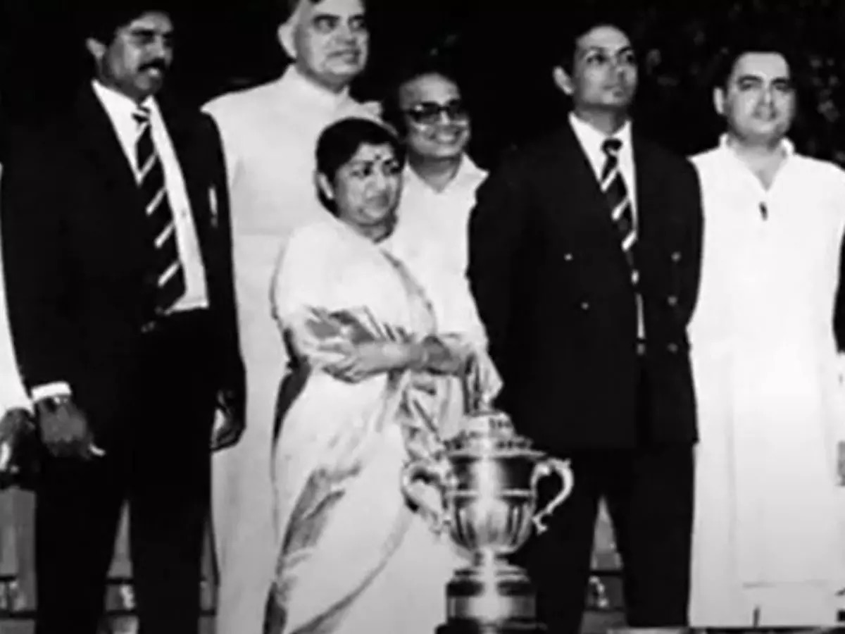 Lata Mangeshkar Sachin Tendulkar: Lata Mangeshkar: An eternal fan of cricket and Sachin Tendulkar - The Economic Times