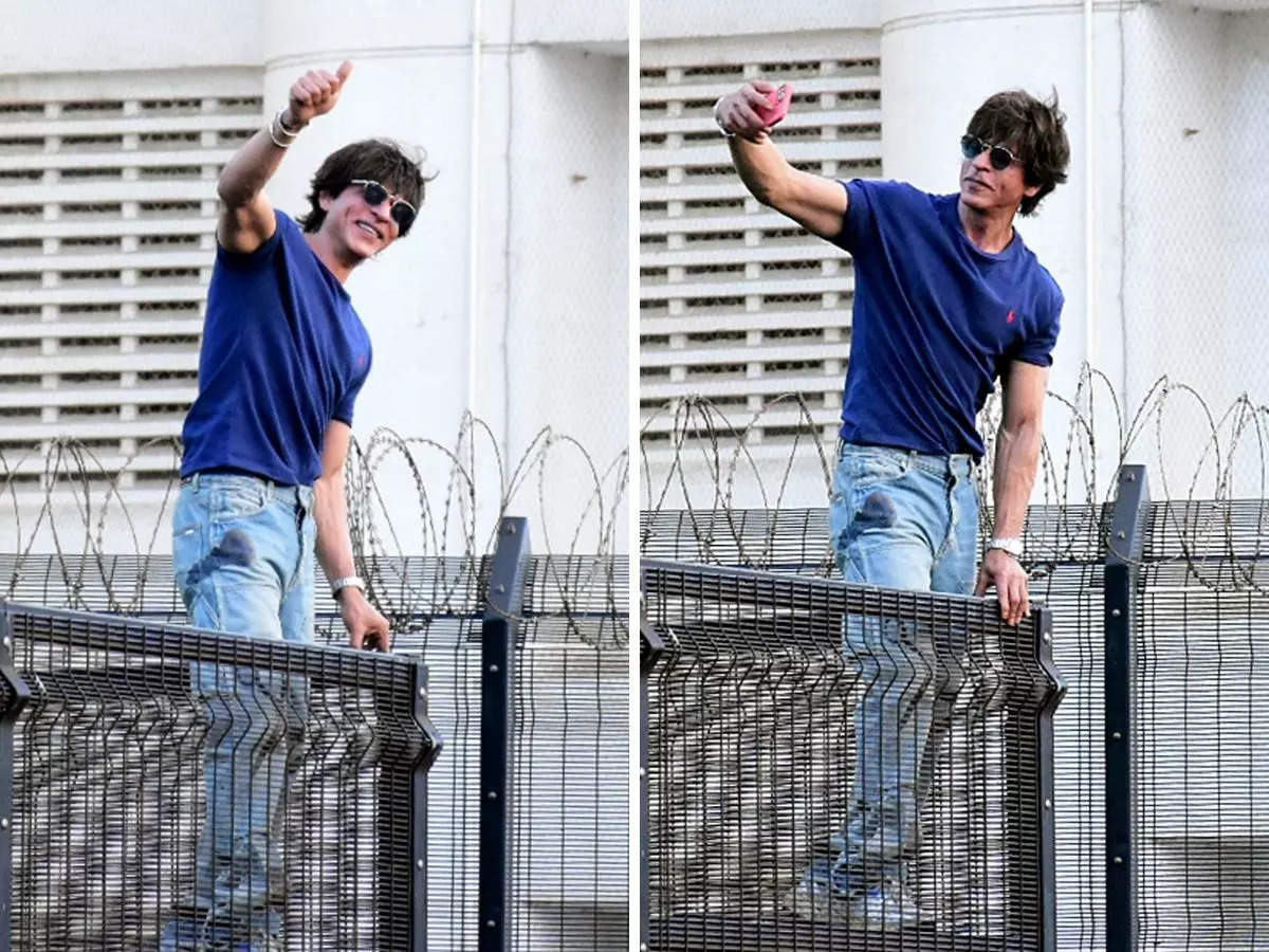 Shah Rukh Khan Reacts After AbRam Recreates His Signature Pose At DAIS,  Says, 'Our Whole Family..'