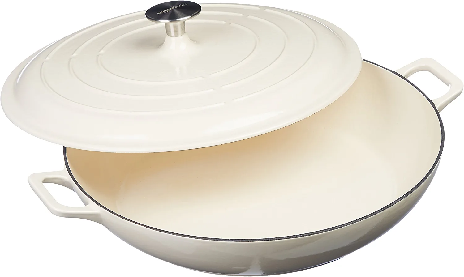 Casserole recouverte de fonte émaillée AmazonBasics. Casserole recouverte de fonte émaillée AmazonBasics.