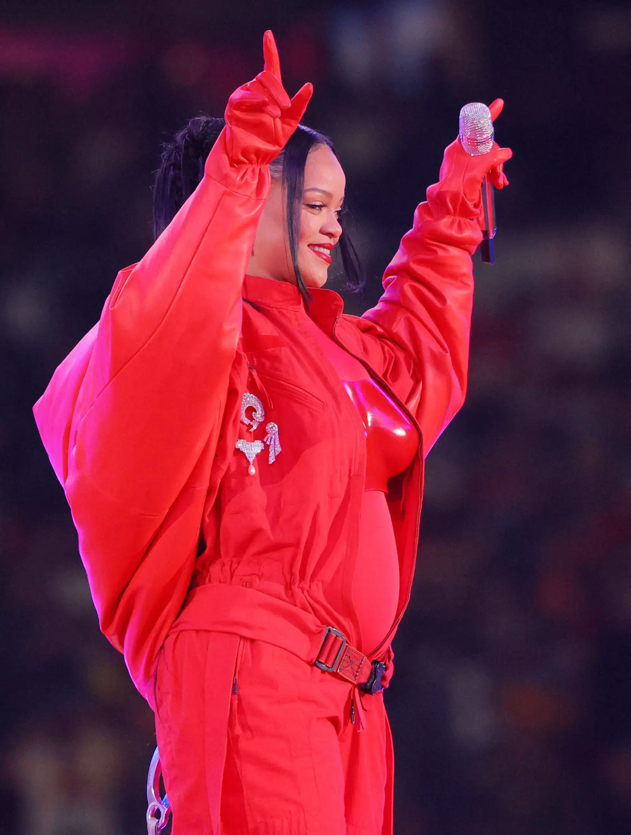 Rihanna Flaunts Baby Bump Sets Super Bowl Stage On Fire The Economic 