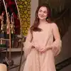 hania amir pink dress Hania Amir is absolutely rocking this stunning pink @houseofcb outfit at  the #HUMAwards Obsessed with her elegant style!  Glam by @iambabarzaheer  Captured by @shakeelbinafzal  @haniaheheofficial