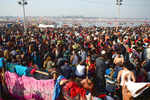 Thousands take holy dip at Kumbh on 'Maghi Purnima'