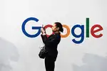 Googlers stand against US immigration officials