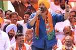 Sunny Deol campagins in Nawan village, says he will only give importance to developmental issues