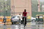Heat wave sweeps in Delhi, mercury rises