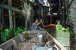Bangkok: Divers scour river for treasure
