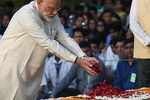 PM Modi pays tribute to Bapu at Rajghat