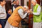 Modi meets Advani on his 91st b'day