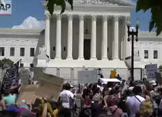 US Abortion Law: Dueling protesters outside Supreme Court building