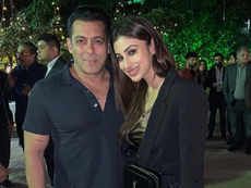 Food & laughter at Salman's birthday bash; Mouni Roy posts adorable message for actor