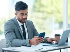 Employee questions manager's WhatsApp during office hours. Simply run away, say netizens