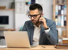 HR told employee rules are rules and he cannot log off even 4 minutes early. Netizen suggests him a 'great' tit-for-tat idea