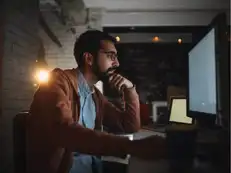 Manager sees her employee working very late online at 1:47 AM. She sends him a message he will never forget. Netizens say you are lucky