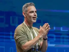 A 30-minute weekly call saved Ankur Warikoo's long-distance relationship with his now-wife. Here's how