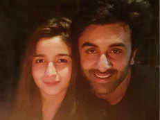 Real or not, an adorable picture of Alia Bhatt and Ranbir Kapoor is going viral