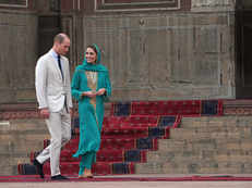 When in Pakistan: Kate Middleton stuns in a traditional outfit at the Badshahi Mosque