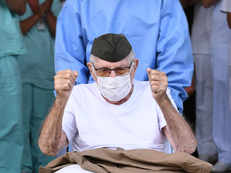 99-year-old WWII veteran beats coronavirus, leaves Brazil hospital with his arms in the air