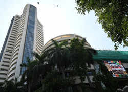 ET Market Watch: Sensex drops 131 pts, Nifty below 25,400. All eyes on Fed rate decision