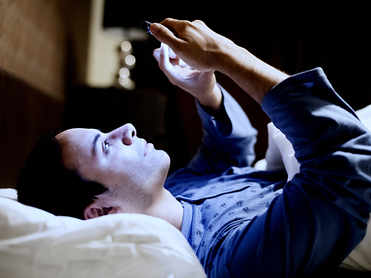 Sleepless in the city: 53 per cent Indians go to bed late, thanks to Facebook & Instagram