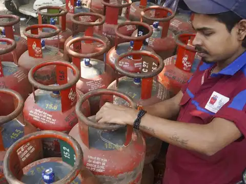 Aadhaar authentication mandatory for subsidised LPG refills from October 1; 27.43 crore consumers already covered