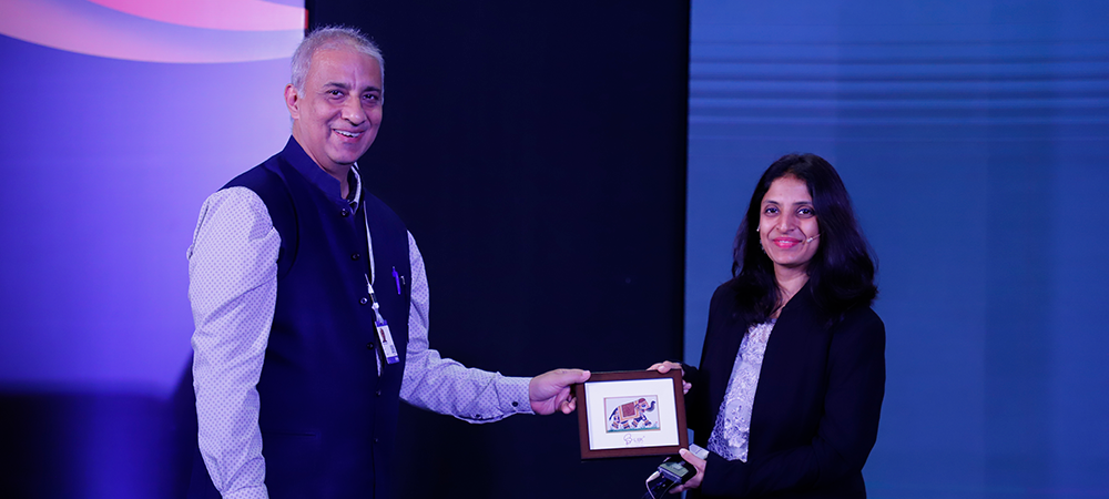 Navin Jashnani, Convenor, IIJS & GJEPC Committee Member felicitates Sowmya Iyer, Founder and CEO, Dvio Digital