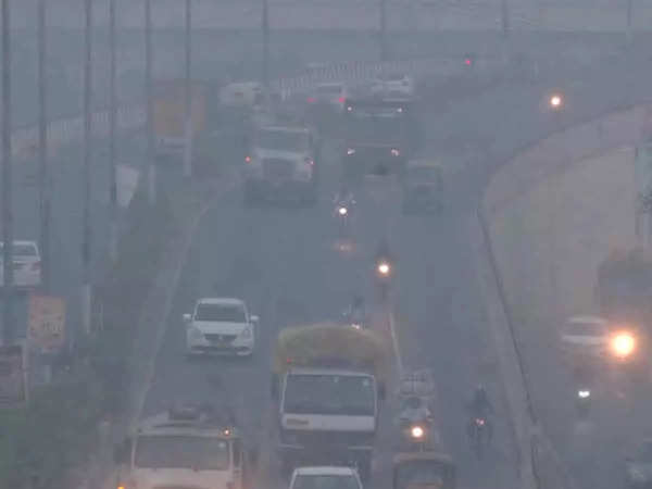 Delhi Air Pollution Live News Updates: Thick fog covers Anand Vihar as AQI plummets to 334, marking 'very poor' air quality