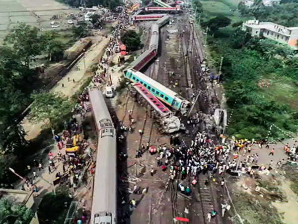 ट्रेन हादसे के बाद अपनों को तलाशने में जुटा परिवार Family engaged in search of loved ones after train accident