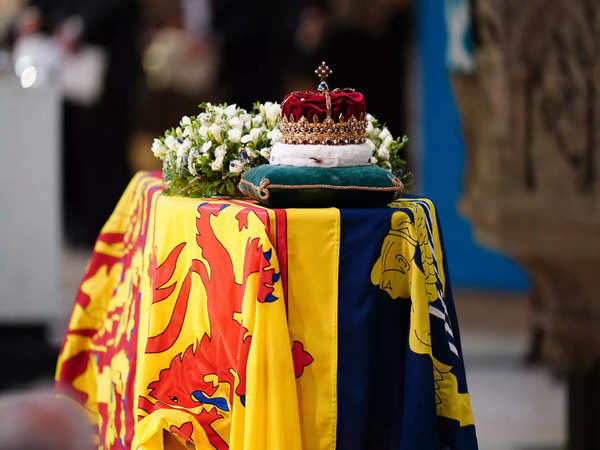 Queen Last Rites News LIVE: Queen Elizabeth II coffin lies at rest in St  Giles' Cathedral, Edinburgh - The Economic Times