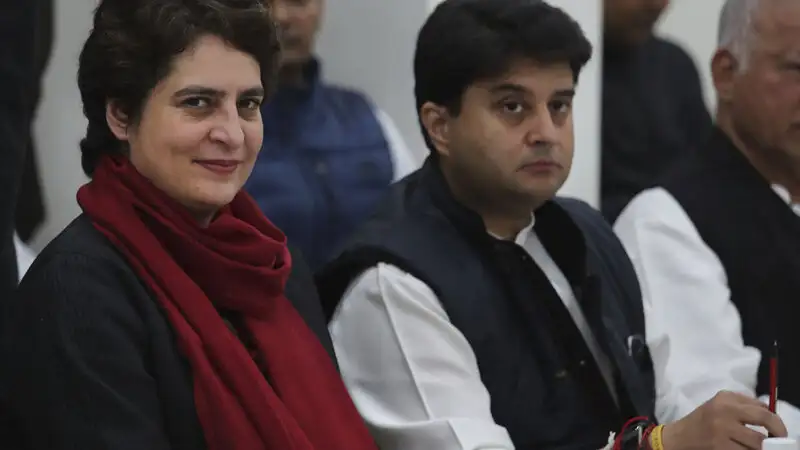 Priyanka Gandhi roars into Uttar Pradesh with roadshow to enthuse Congress workers Priyanka Gandhi roars into Uttar Pradesh with roadshow to enthuse Congress workers