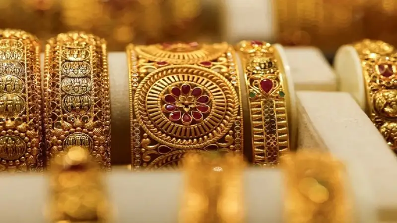 Indians crack open hidden gold war chest as prices haunt buyers