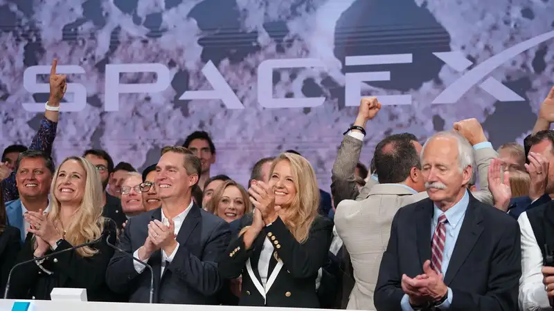 'Elon controls everything': How Musk's tactics left investors clamoring for SpaceX stock & ignoring risks