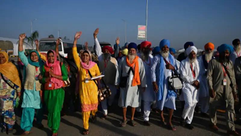 First batch of Indian pilgrims enters Pakistan through Kartarpur corridor First batch of Indian pilgrims enters Pakistan through Kartarpur corridor