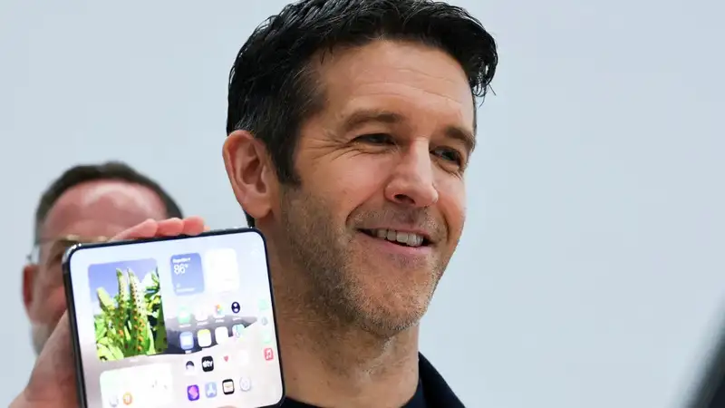 Apple folds late, but its $1,999 bet may make Samsung sweat