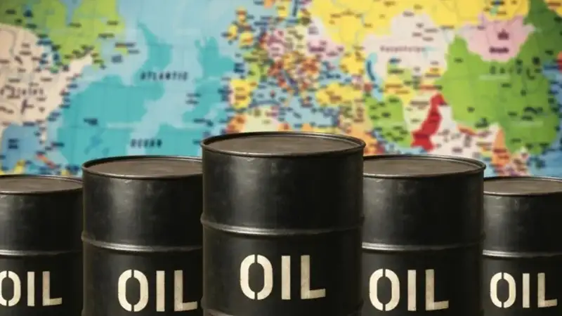 Oil flows surge in Hormuz but war fears return to haunt supply
