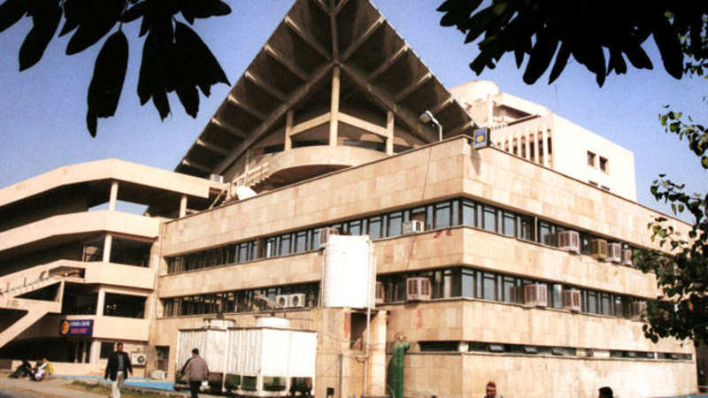 Iit Panel Suggests 200 Fee Increase Creation Of Rs 2 000 Crore - 