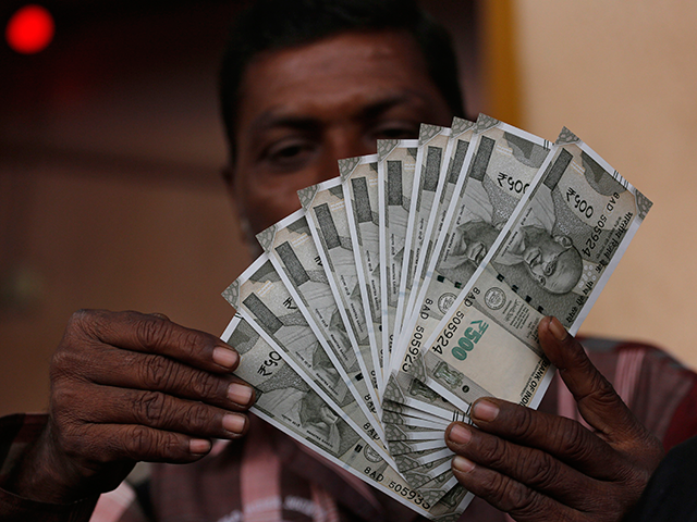 Rupee Rupee Struggles To Stay Afloat Down 7 Paise On Global Woes - 