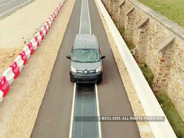 Dynamic Electric Vehicle Charging Cars Could Soon Charge The Devc Dynamic Electric Vehicle Charging Tech Could Charge Two Vehicles On Same Track Embedded With At Up To 20kw While Moving