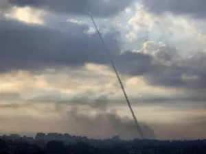 Iraqi militant group claims missile attack on Tel Aviv targets, source says:Image