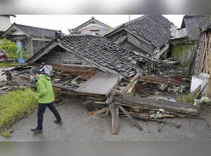 Strong quake in central Japan; 1 dead, more than 20 injured