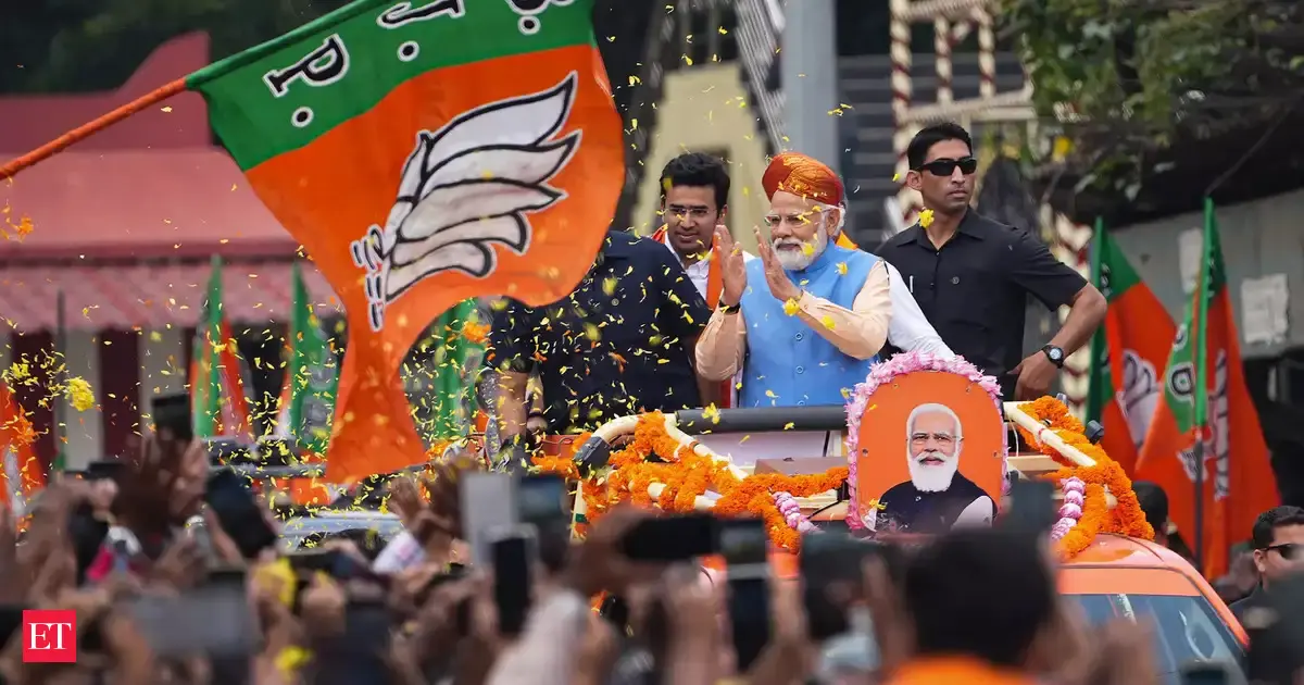 Bengaluru Roadshow: Karnataka Elections: PM Modi holds massive road ...
