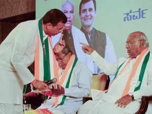 Karnataka: Congress begins contacting potential winners among independents, prepares to guard new MLAs