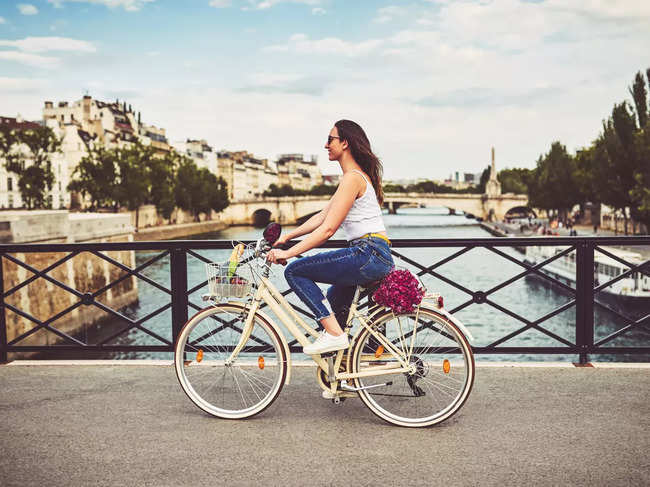 travel-cycling-Paris_iStock