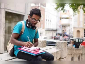 Indians face challenges in finding jobs after studying abroad.(photo:studying-in-uk.org)
