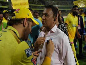 MS Dhoni signs Sunil Gavaskar's shirt post IPL match against KKR