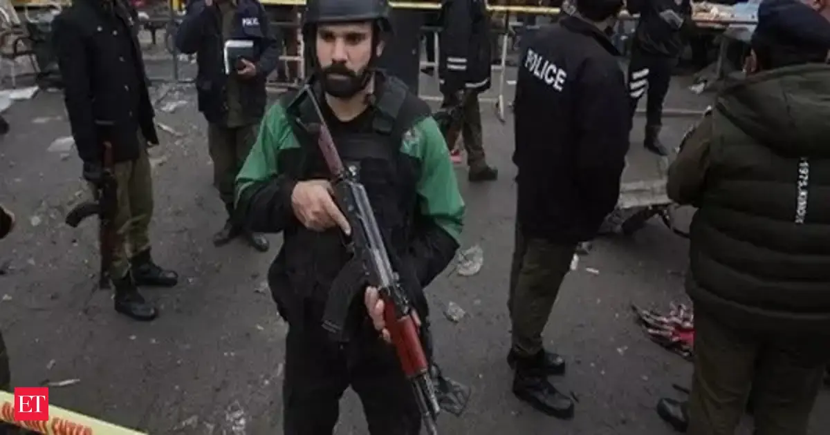 khan: Pakistan: Police block all roads leading to Imran Khan's Lahore ...