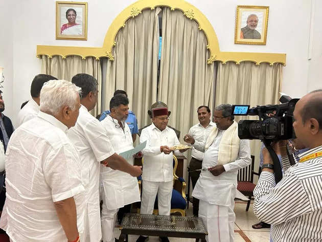 Karnataka CM Swearing-In Ceremony Live News Updates: Siddaramaiah formally elected CLP leader, meets Governor Thaawarchand Gehlot to stake claim to form govt