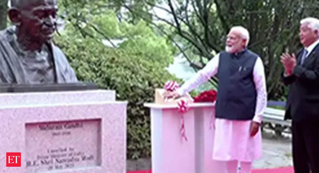 G7 Summit: PM Modi unveils Mahatma Gandhi bust, pays floral tribute in Hiroshima, watch!