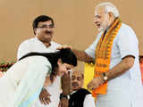 Narendra Modi blesses Poonam Mahajan 