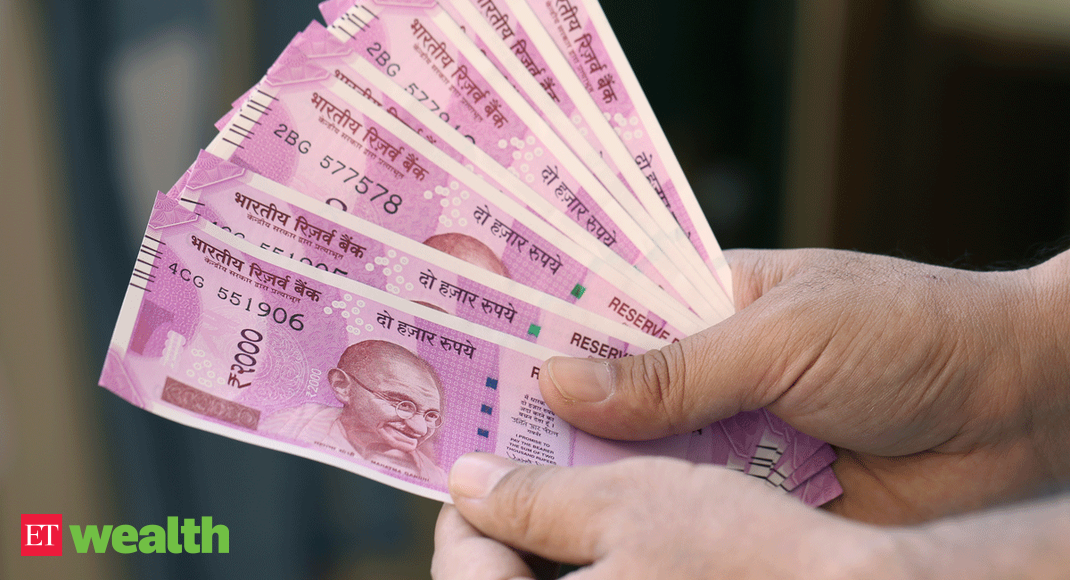 rbi withdraws rs 2000 note: Planning to deposit all your Rs 2,000 notes at one go? Watch out for these service charges